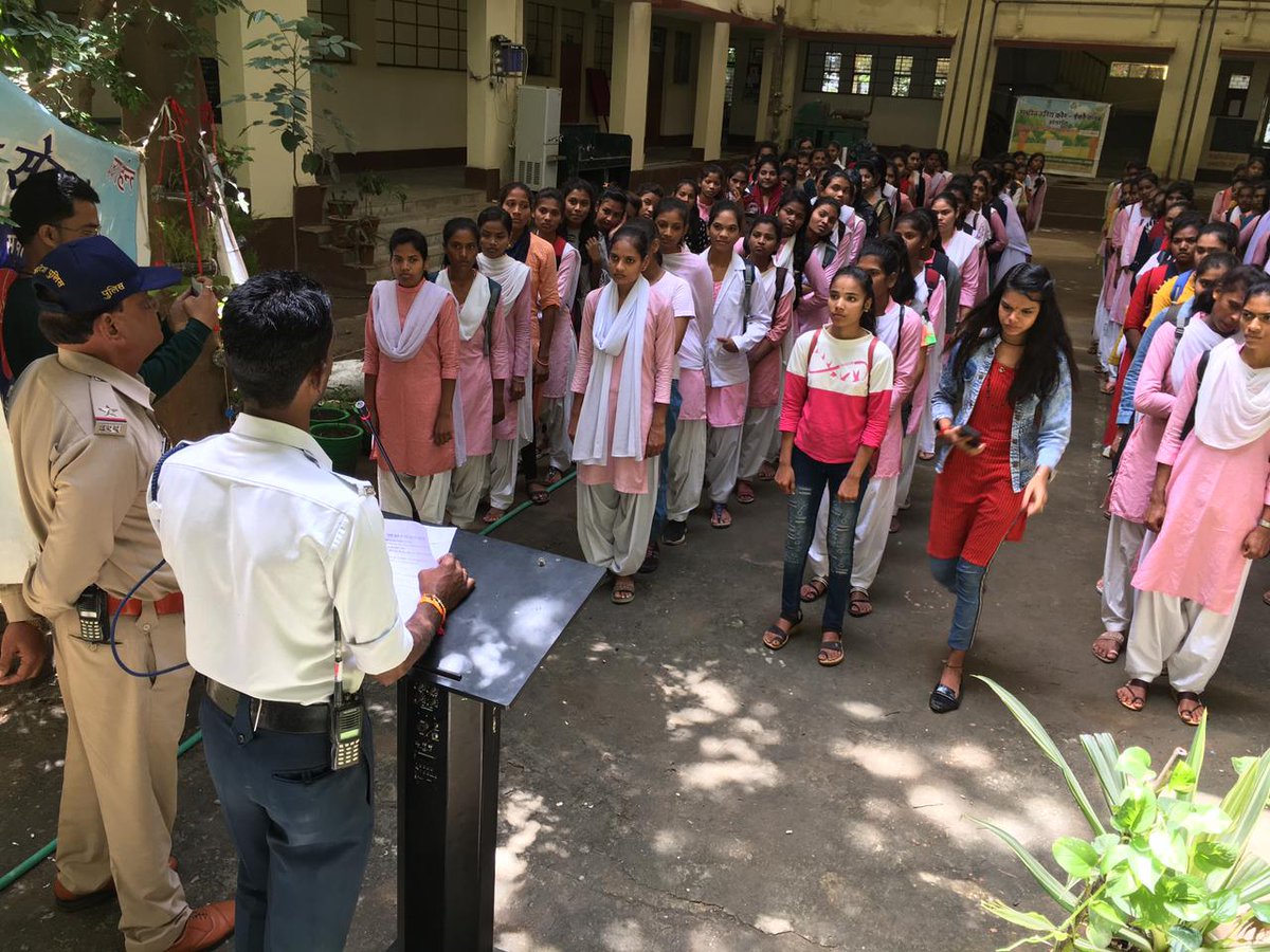 SP_BETUL_'s tweet photo. सड़क सुरक्षा जागरूकता सप्ताह के अंतर्गत स्कूल कॉलेज में छात्र छात्राओं को यातायात नियमों की, गुड सेमिरिटन स्कीम की जानकारी दी गई ।
#betulpolice
#trafficawarenesprogram
@simala_prasad @igp_hbd @DGP_MP @mohdept @PHQ_Editorial https://t.co/ok3UGeKJGL