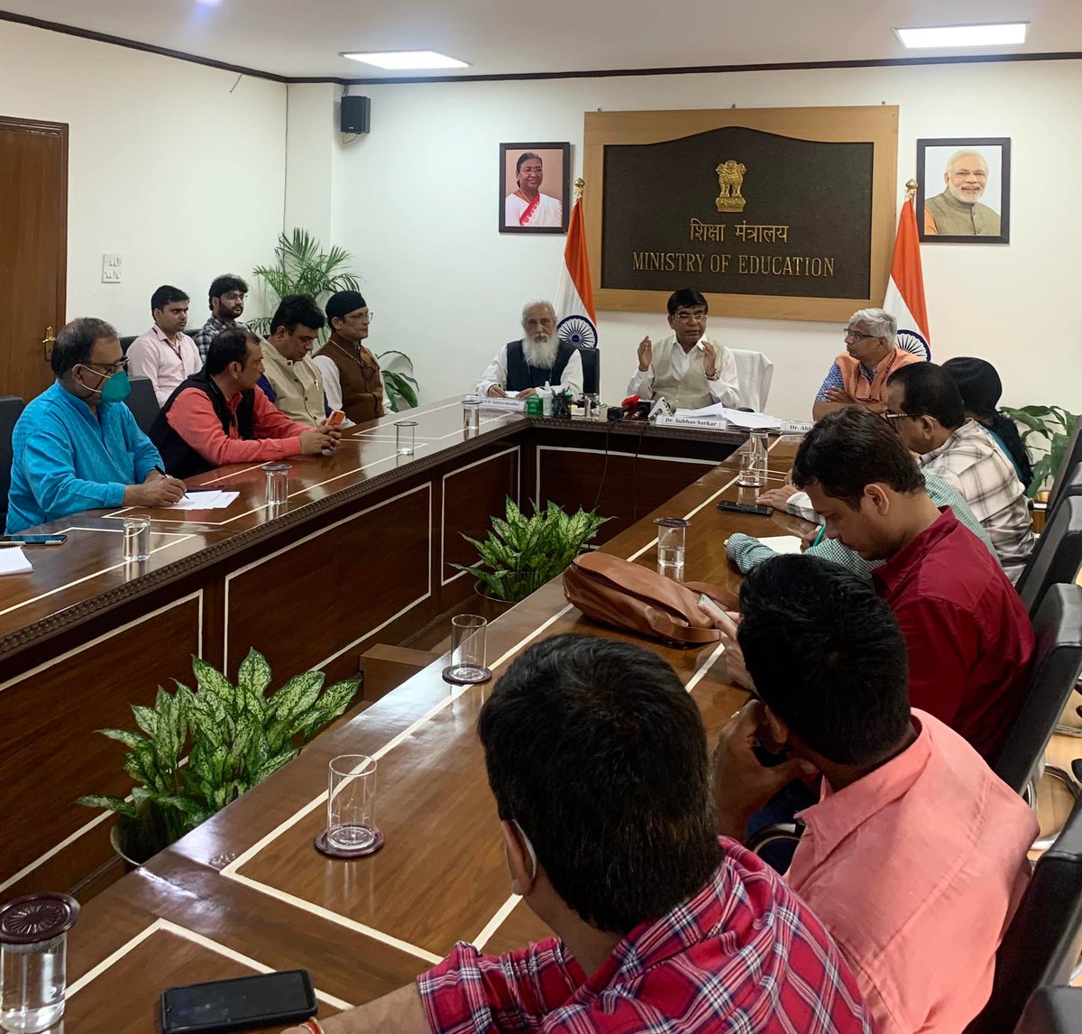 AICTE_INDIA's tweet photo. #SIH2022

Hon'ble Minister of State for Education, Sh.@Drsubhassarkar addressed the media &amp; briefed on #SmartIndiaHackathon2022 along with Hon'ble Chairman #AICTE, Prof.@ADSahasrabudhe and CIO- @mhrd_innovation, Dr. @AbhayJere at Shastri Bhawan, New Delhi.

@EduMinOfIndia @PIBHRD https://t.co/X0YxovMsav