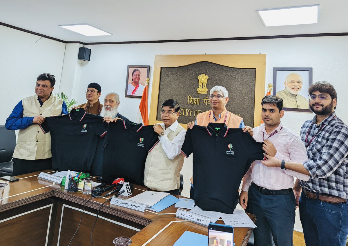 AICTE_INDIA's tweet photo. #SIH2022

Hon'ble Minister of State for Education, Sh.@Drsubhassarkar addressed the media &amp; briefed on #SmartIndiaHackathon2022 along with Hon'ble Chairman #AICTE, Prof.@ADSahasrabudhe and CIO- @mhrd_innovation, Dr. @AbhayJere at Shastri Bhawan, New Delhi.

@EduMinOfIndia @PIBHRD https://t.co/X0YxovMsav