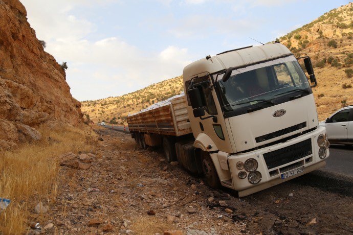 kemalaydin4646's tweet photo. 📌 #Mardin Derik’teki kazanın görgü tanıkları "3. bir tır daha vardı. Son anda durduruldu” iddiasında bulunmuş, Süleyman Soylu net bir dille “Hayır, 3. bir tır yok” diyerek iddiayı yalanlamıştı. 

📌 Soylu'nun yalanladığı 3. tırın görüntüleri ortaya çıktı.. https://t.co/0McPz3kGWG