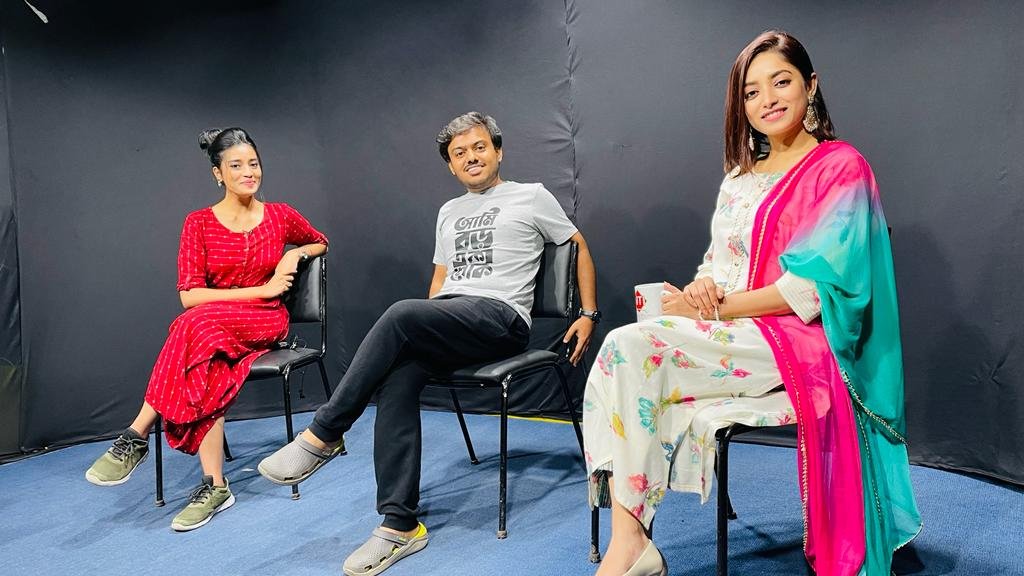 এই দেখো, একা লোক..
বড় একা লোক!!