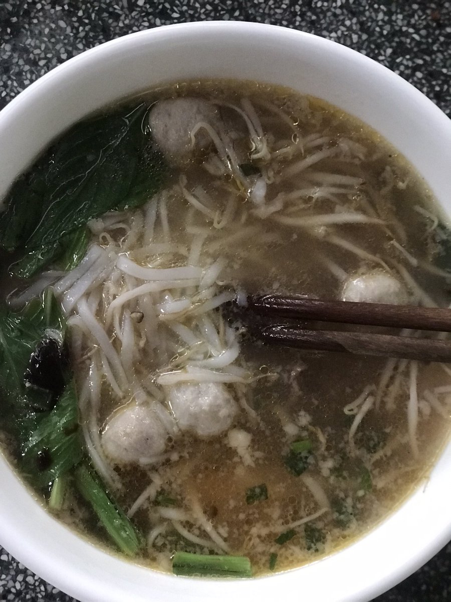 Loveeye000's tweet photo. " Cơm tuy ăn hằng ngày nhưng vẫn ngán , Phở tuy lâu lâu mới ăn nhưng rất ngon "  hihi 😊 ai thấm câu này thì ib nek ^^ https://t.co/hZQKYsNqM9