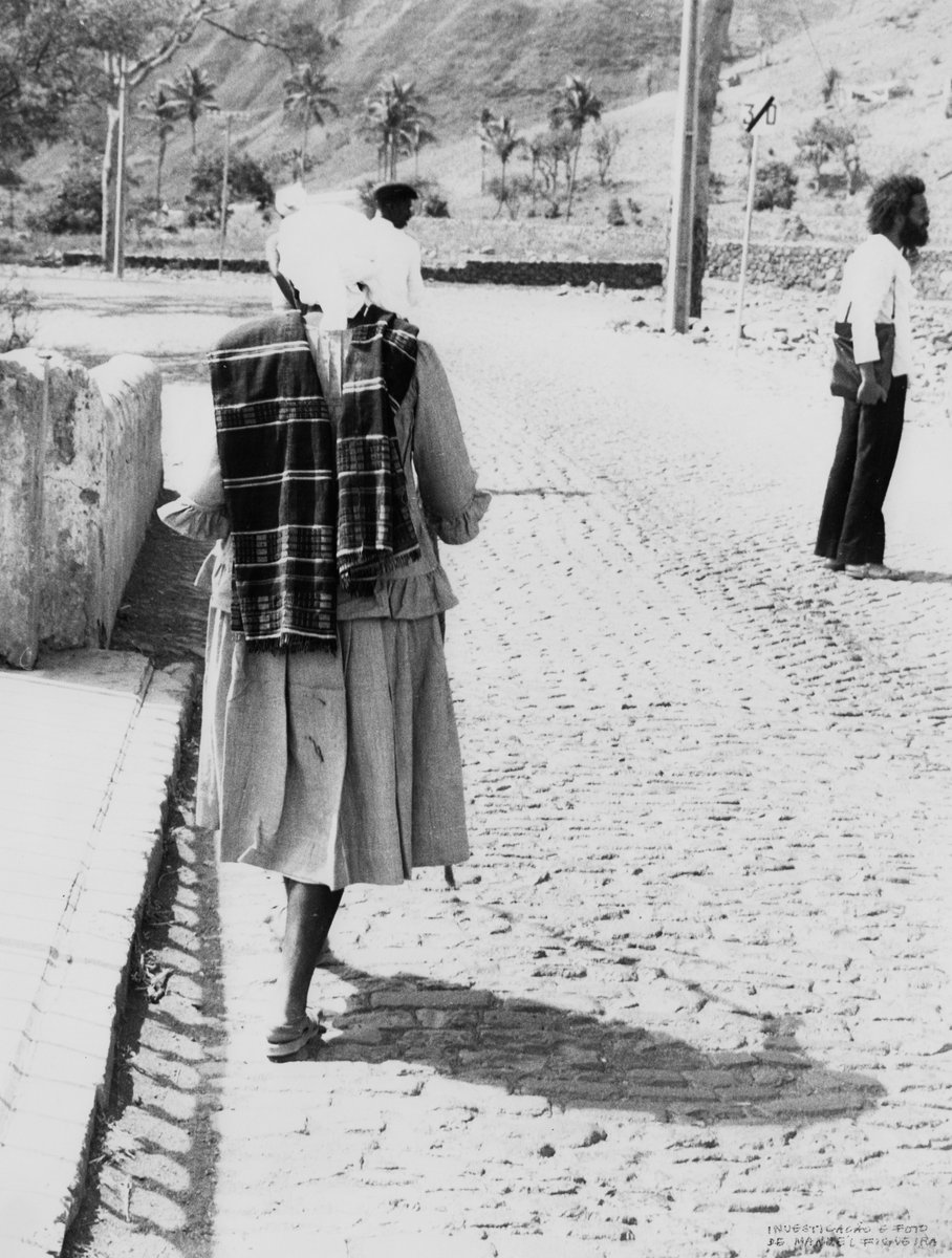 cnad_cv's tweet photo. O acervo do CNAD reflete a sua missão principal: beber no passado para transbordar contemporaneidade e irrigar futuros. Sem abandonar as expressões tradicionais, artistas reimaginam e recombinam elementos, traduzindo a singularidade dos nossos tempos. https://t.co/T839AdaHIk