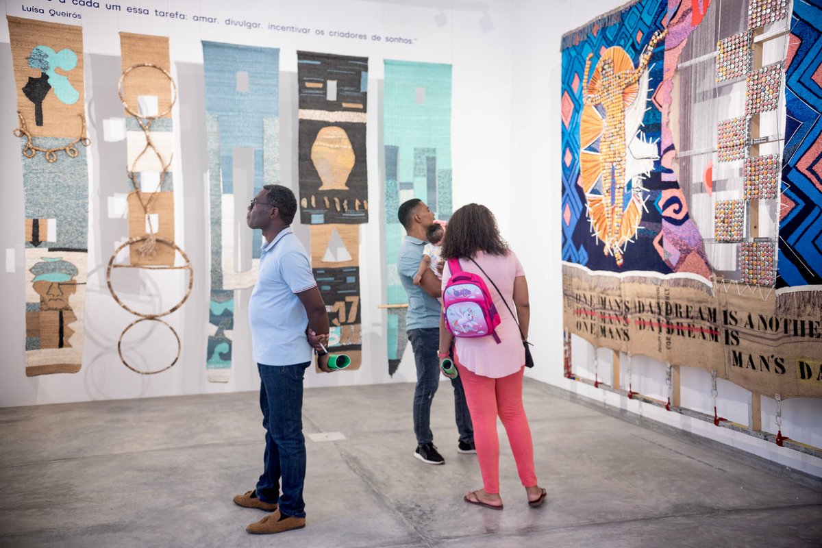 cnad_cv's tweet photo. Patente na Galeria Luísa Queirós, a exposição "FIOS" destaca a relevância da tapeçaria para a criação artística cabo-verdiana a partir de três gerações de artistas, artesãos e artesãs. 
🔵  Visite-nos! +info em https://t.co/nynm8hEyzU. https://t.co/fpSbhEAUaf