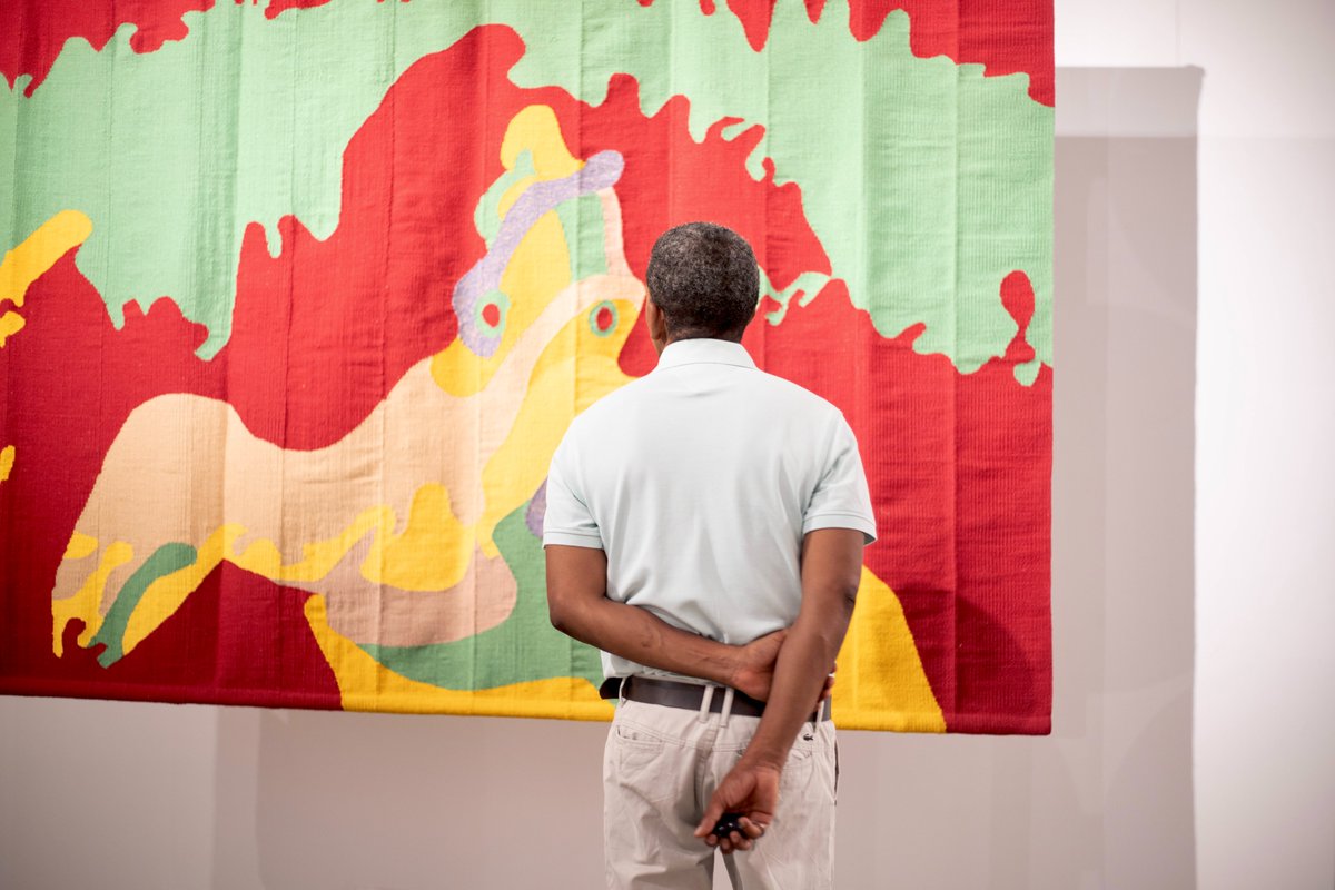 cnad_cv's tweet photo. Patente na Galeria Luísa Queirós, a exposição "FIOS" destaca a relevância da tapeçaria para a criação artística cabo-verdiana a partir de três gerações de artistas, artesãos e artesãs. 
🔵  Visite-nos! +info em https://t.co/nynm8hEyzU. https://t.co/fpSbhEAUaf