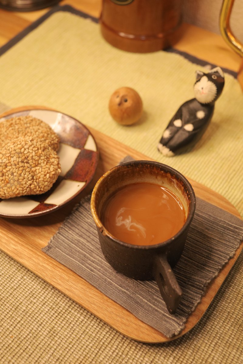 coffee_semi's tweet photo. ゆふべのひとくち胡麻大福カフェオレコーシードゾ☕️ #蝉乃珈琲 https://t.co/32E0Bi6zG6