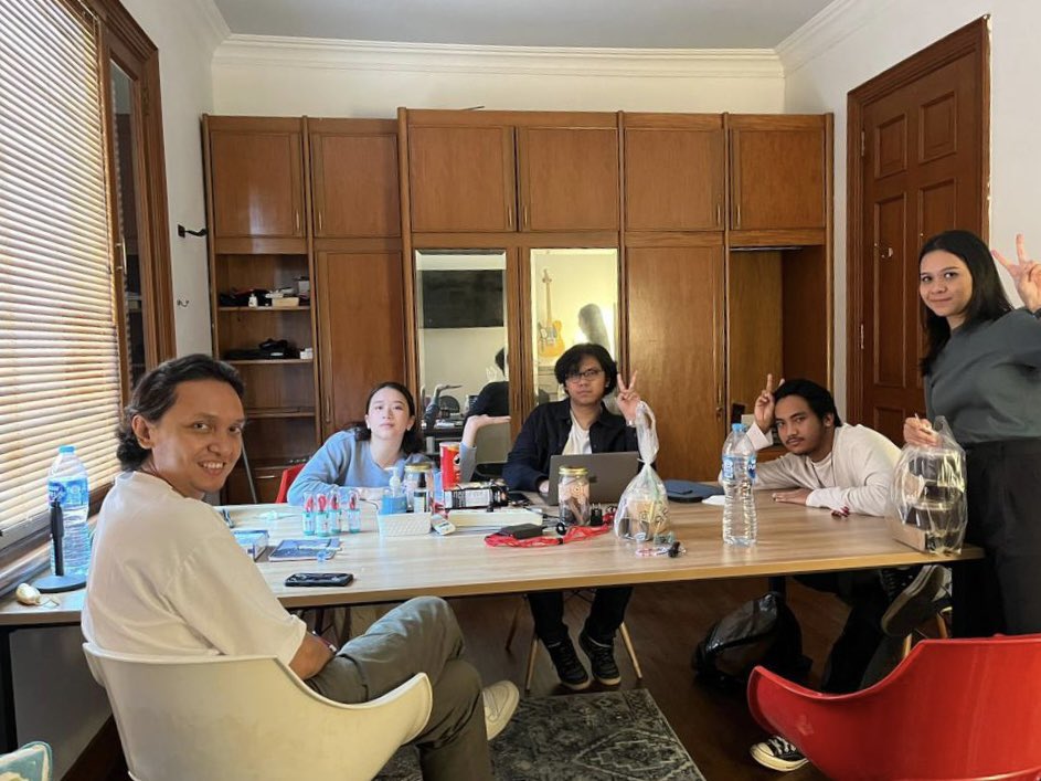 Biru Baru (@birubarumusic) on Twitter photo Ada berapa jari yang ke angkat? Ada berapa jari yang ke angkat?