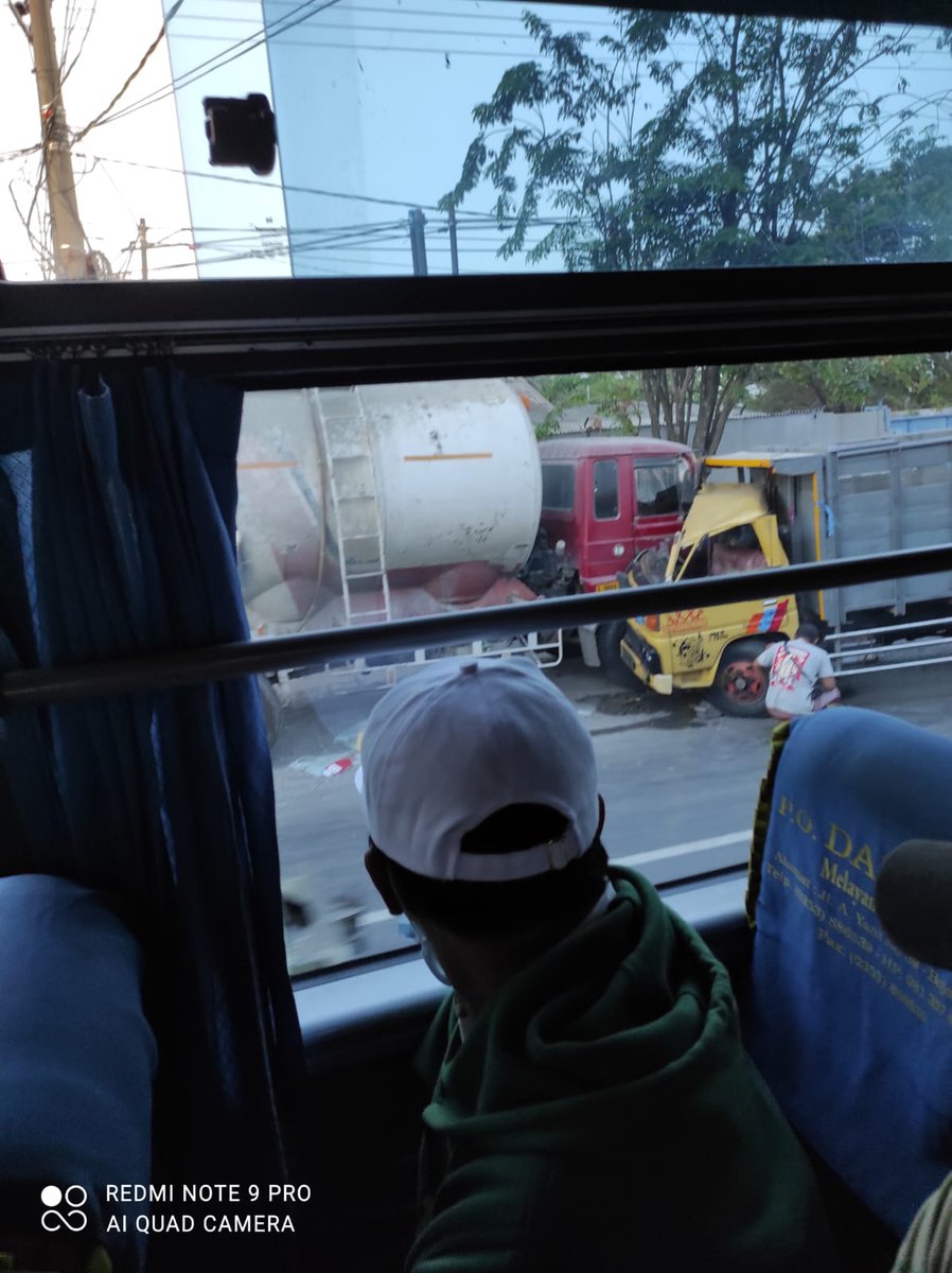 _arifatulm's tweet photo. @e100ss Info laka di depan tower indihome (dusun plapan) jam 17.53 belum dievakuasi tapi sudah ada petugas polisi, lalu lintas macet karna efek pengecoran jalan di duduk smpeyan juga https://t.co/vGoi2hicLA