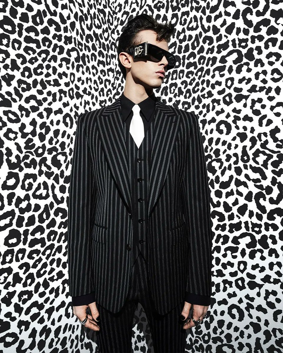 dolcegabbanajp's tweet photo. パンクロックへのオマージュを捧げる #DolceGabbana の新しいメンズ コレクション「ダークサイド」が誕生。
視線を引きつけ、そして惑わせる。ブラック&ホワイト パターンの美学を再解釈し、身につける人の自信と個性をたたえます。
コレクションをチェック https://t.co/H8dKGzsa8e
#DGDarkSide https://t.co/4X8okDsMWI