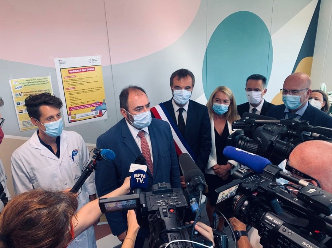 YannFevrier's tweet photo. M. Le Ministre de la Santé @FrcsBraun, est actuellement en visite au #CeGIID du @CHU_Montpellier (centre référent et vaccination contre #Monkeypox). Bienvenue à lui! https://t.co/nISTJg1eDb