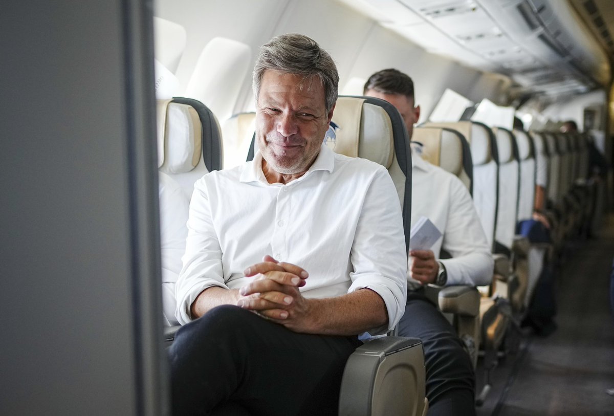 jreichelt's tweet photo. Vize-Kanzler Robert Habeck hat den Regierungsjet sogar für ein maskenfreies Fotoshooting genutzt. Aber wehe, man nimmt im Urlaubsflieger seinem Kind die Maske für ein Erinnerungsfoto ab… https://t.co/a4RnRLrD4a