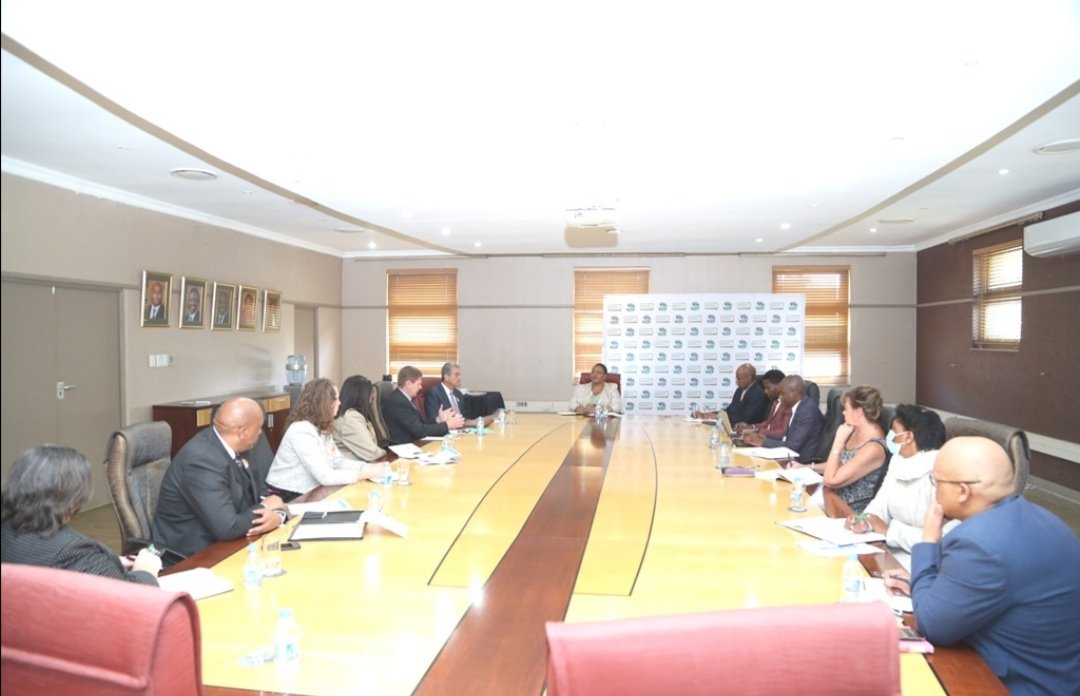 DOAgov_ZA's tweet photo. Minister Didiza meeting with PepsiCo Global Executive Vice President, Mr Roberto Azevedo and his team, to discuss ways of cooperation to assist small-scale farmers with new technology, finance and skills. #DALRRDatwork @gcismedia https://t.co/HjsbFBUWU2
