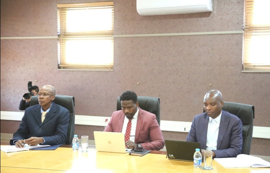 DOAgov_ZA's tweet photo. Minister Didiza meeting with PepsiCo Global Executive Vice President, Mr Roberto Azevedo and his team, to discuss ways of cooperation to assist small-scale farmers with new technology, finance and skills. #DALRRDatwork @gcismedia https://t.co/HjsbFBUWU2