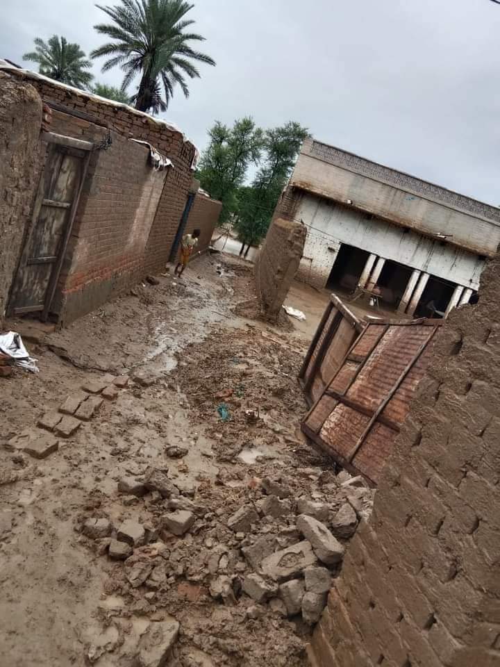 ShakeelBhellar's tweet photo. مری میں صرف ایک رات لوگ پھنسے تھے پورا ملک ہل گیا تھا، ہر قسم کی کوشش کی گئی تھی جو کہ اچھی بات ہے۔
مگر میرا سندھ ڈوب اور مر رہا ہے، لاکھوں لوگ بے گھر ہو گئے ہیں کسی کے کان پر جوں تک نہیں رینگ رہی...😭

#sindhflood
#CMSindhMuradAliShah
#BilawalBhuttoZardari
#NDMA
#PDMA https://t.co/mlR1ImOMhA