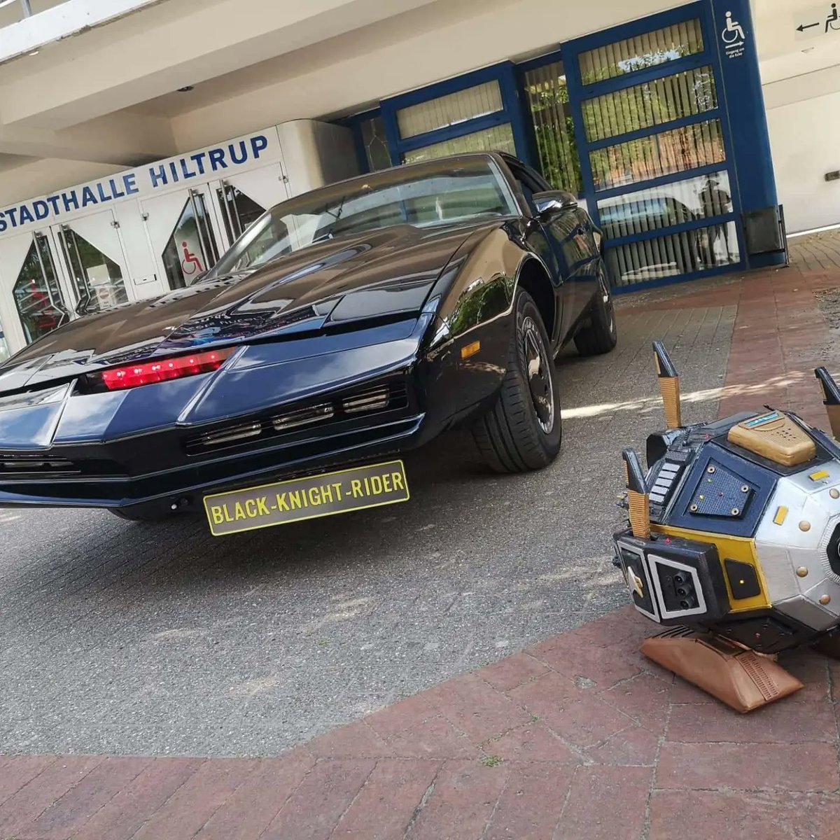 CarltheExocomp's tweet photo. C.A.R.L meeting K.I.T.T...we should do a crossover together!😎

#carltheexocomp #knightrider #exocomp #startrek #ArtificialIntelligence #artificiallifeform #startrekprops #euderion #euderioninfinity

@Euderion https://t.co/sBBnriD8qr