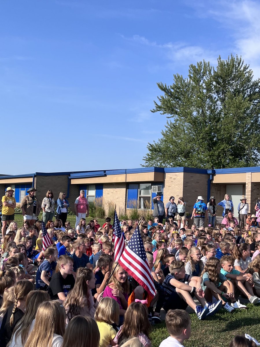 UESBLUEPRIDE's tweet photo. The elementary started the morning with the Pledge of Allegiance and the ringing of the bell. #UWoodEaglePride https://t.co/ZAJeFpRQaF