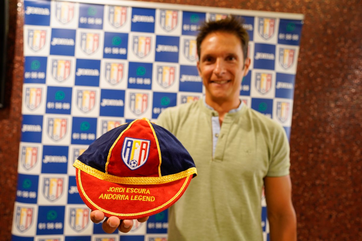 afafutand's tweet photo. 🏅 Inaugurem el lluirament de l'Andorra Legend! 🇦🇩

El primer que rep el reconeixement és @EscuraJ, amb 65 partits amb la selecció i que avui és preparador físic de la selecció femenina d'Ucraïna. 🕊️

#andorra #futbolandorra #milloremelfutbol #sumemjunts https://t.co/S6YlUmSVJI