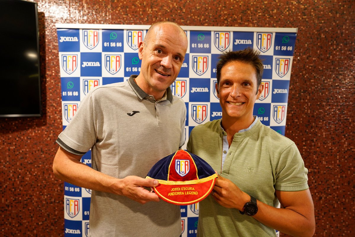 afafutand's tweet photo. 🏅 Inaugurem el lluirament de l'Andorra Legend! 🇦🇩

El primer que rep el reconeixement és @EscuraJ, amb 65 partits amb la selecció i que avui és preparador físic de la selecció femenina d'Ucraïna. 🕊️

#andorra #futbolandorra #milloremelfutbol #sumemjunts https://t.co/S6YlUmSVJI
