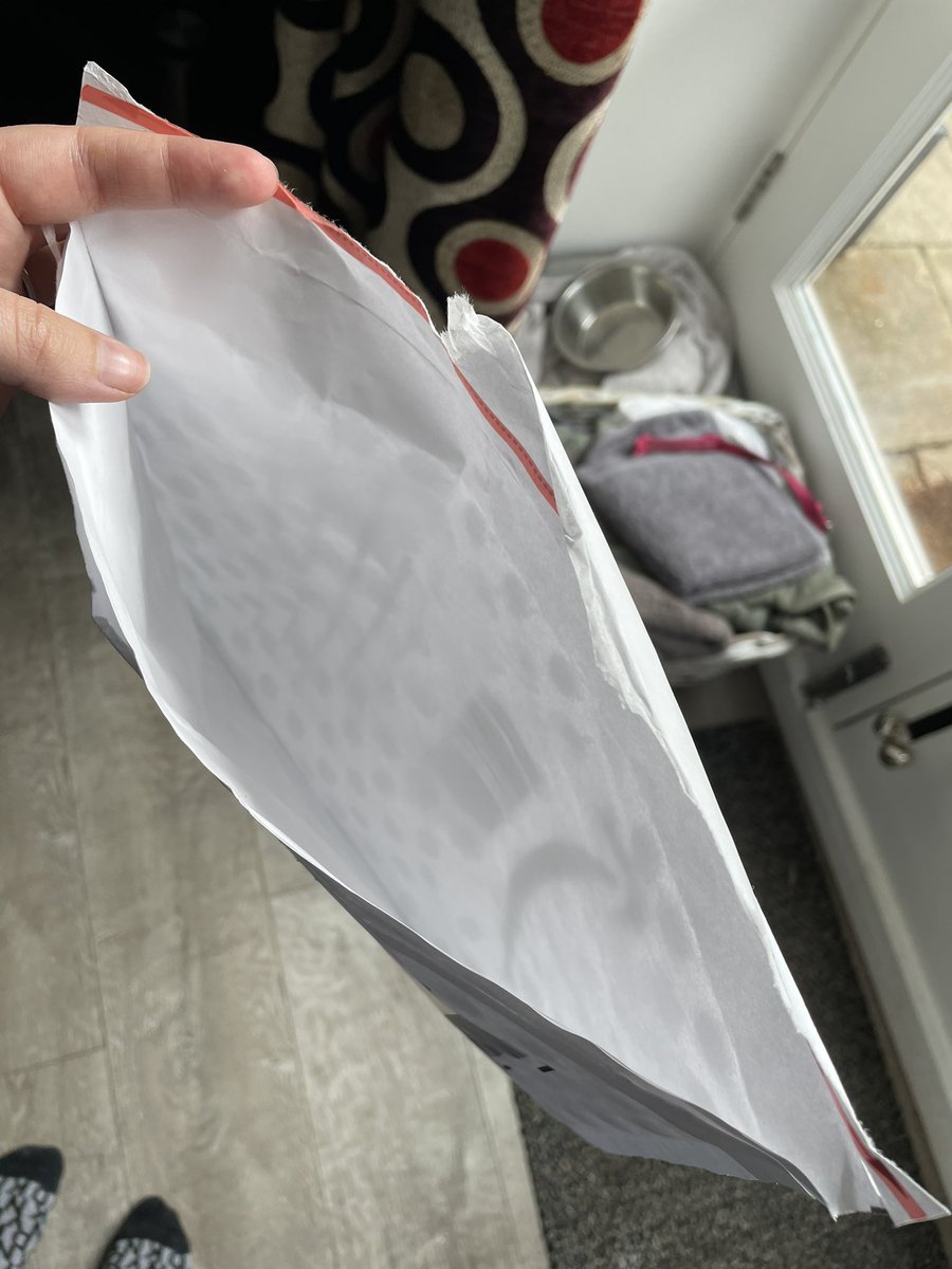 jembucklee's tweet photo. Ordered 2 iPhone chargers from @AmazonUK and was sent an empty envelope??? I have to return the package to receive a refund, am I supposed to send the empty envelope back??? https://t.co/G6dqvrFYSO