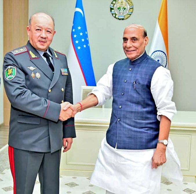 news_decode's tweet photo. #Indian Defence minister Rajnath Singh with #Uzbek Defence Minister Lt Gen Bakhodir Kurbanov in #Tashkent. 
🇺🇿🤝🇮🇳 https://t.co/FMmsTjPuEf