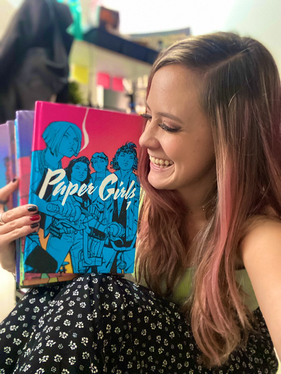 _DianaSu's tweet photo. Tengo un regalo brutal para ustedes: Un kit con los primeros 6 volúmenes de #PaperGirls

Pueden participar desde cualquier parte de México:
1. Dar RT
2. Seguirme a mí y a @PlanetaLibrosMx 
3. Contestar correctamente: ¿quién es el escritor y el ilustrador de las novelas gráficas? https://t.co/Xi1OhbFr9T