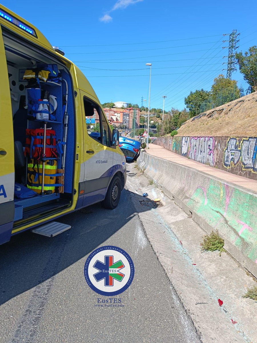 Accidente de tráfico en #Barakaldo. Ambulancia SVB de @htgroup112 realizando un…