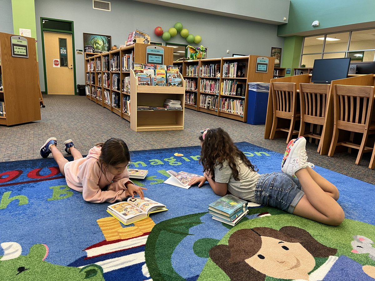 WgesL's tweet photo. Growing  the next generation of leaders at the Grove. Readers are leaders! #theGrove #dragonproud #inspireexcellence https://t.co/BcAuLZaDq5