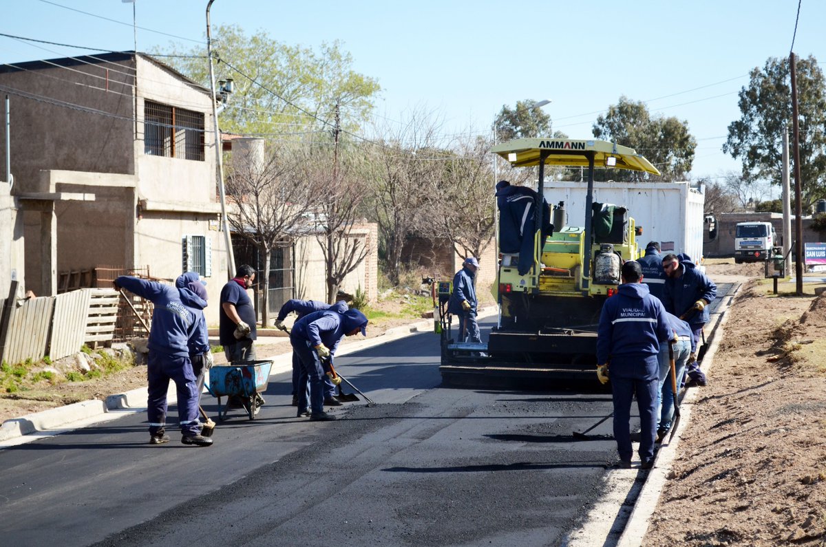 SanLuisLaCiudad's tweet photo. Estamos transformando la Ciudad
Con material y mano de obra municipal estamos pavimentando la calle 2 de Abril, en el norte de la Ciudad. 
Más de 39 obras que potencian el bienestar y calidad de vida de vecinas y vecinos.
 
#Mas39ObrasEnLaCiudad
#ObrasMunicipales
#SanLuisLaCiudad https://t.co/IyRBc6gG5M