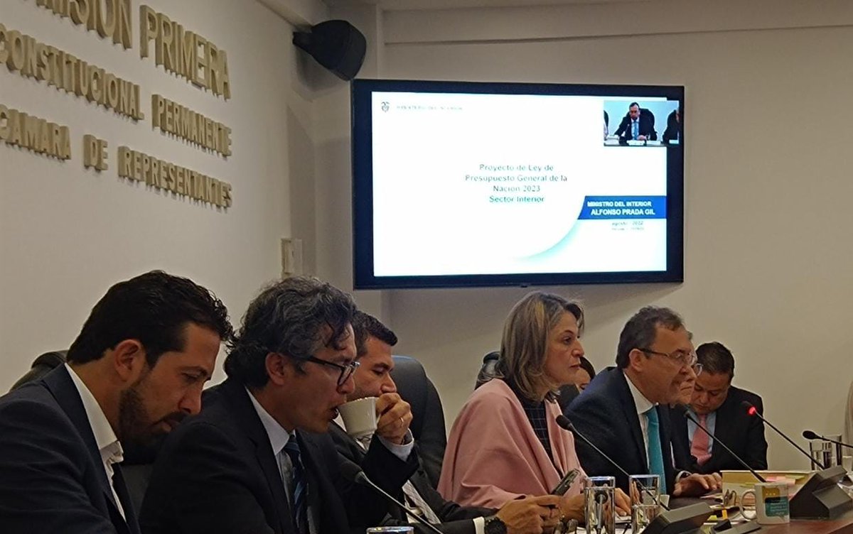 AlirioUribeMuoz's tweet photo. Hoy en #ComisionPrimera a la Cámara de Representantes se discute el Proyecto de Ley de Presupuesto General de la Nación 2023.
Sigue la transmisión por
https://t.co/GAhZrWVw27
#ElCambioEsImparable https://t.co/MEzvjmCXXG