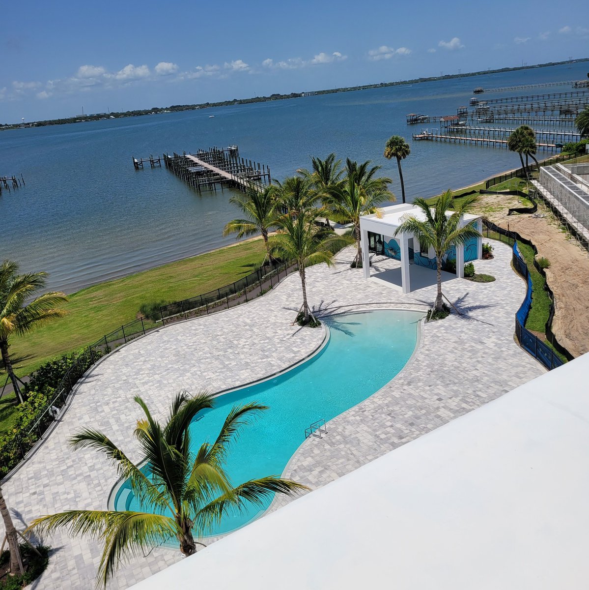 HarborIslandBch's tweet photo. It's been a busy summer for the #PhoenixParkConstruction Team working on the Riverfront Phase I Building! https://t.co/AKjitu38EZ https://t.co/sB86CNpGdb