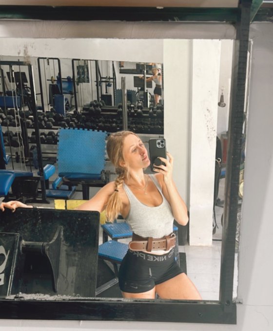 In the gym / after the gym https://t.co/3Kp0nOZijv