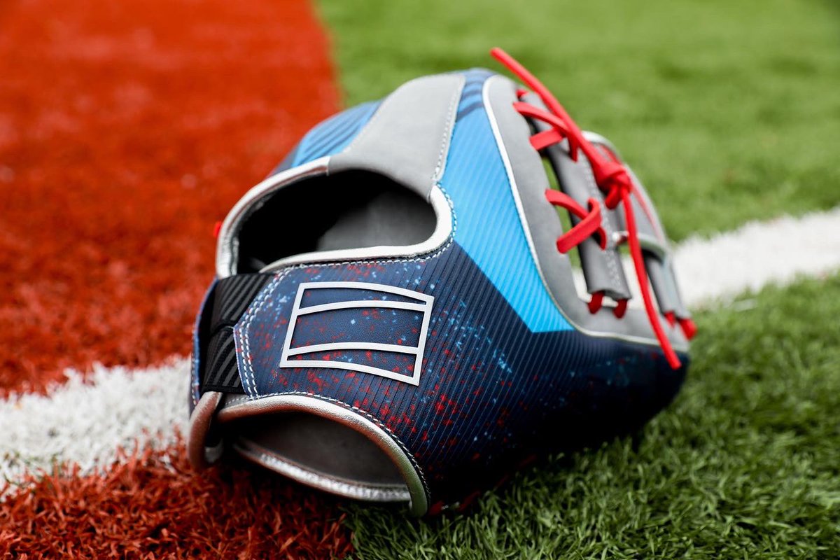 RawlingsSports's tweet photo. The most innovative glove on the market. #REV1X https://t.co/AWvZr6B6fq