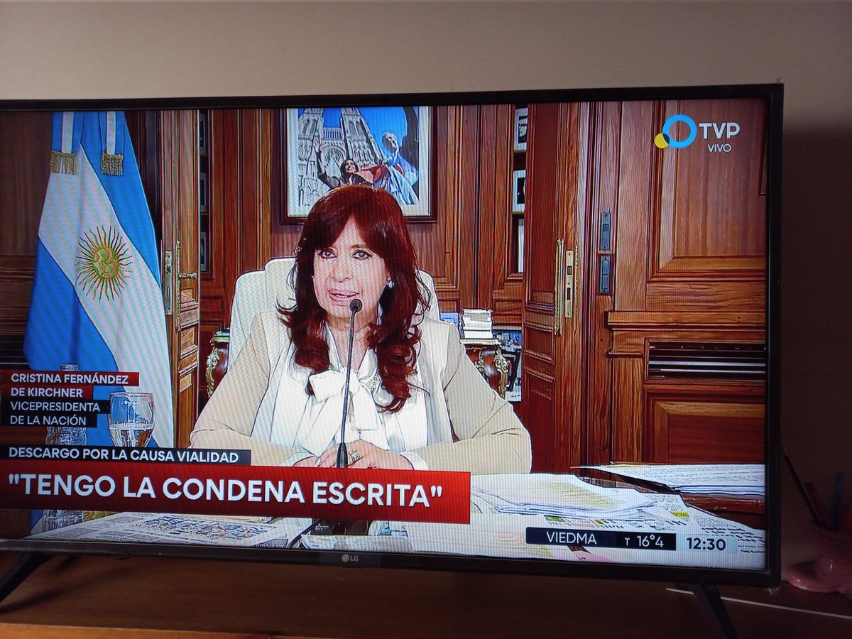 Te admiramos, amamos y defendemos por valiente, grossa e inteligente, pero fundamentalmente por ser la que no se deja disciplinar por el poder!! 
#todasconella
#TodxsConCristina