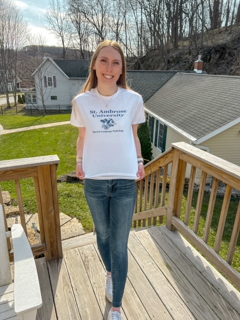 SAU_MSLP's tweet photo. #mslpstudentoftheweek, Maddie is from Galena, Illinois. A “fun fact” about her is that her favorite family tradition consists of her Mom’s entire side of the family getting a group picture with Santa on Black Friday! She is also one of our MSLP Graduate Assistants! https://t.co/YCUGaeTDW8