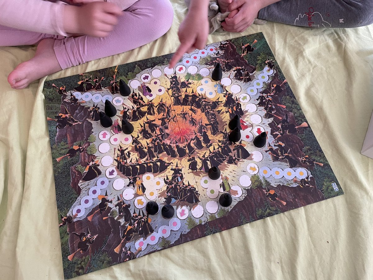 Tatzes_Merch's tweet photo. Mal probiert ob die Hobbitse das schon verstehen; ganz reicht die Ausdauer für diese Art Spiel noch nicht, aber viell nächstes Jahr ☺️
Ich fand das als Kind mega klasse 🥰
#Hexentanz #Brettspiele https://t.co/76qL3RkVR6