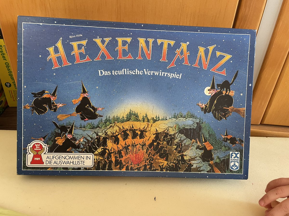 Tatzes_Merch's tweet photo. Mal probiert ob die Hobbitse das schon verstehen; ganz reicht die Ausdauer für diese Art Spiel noch nicht, aber viell nächstes Jahr ☺️
Ich fand das als Kind mega klasse 🥰
#Hexentanz #Brettspiele https://t.co/76qL3RkVR6