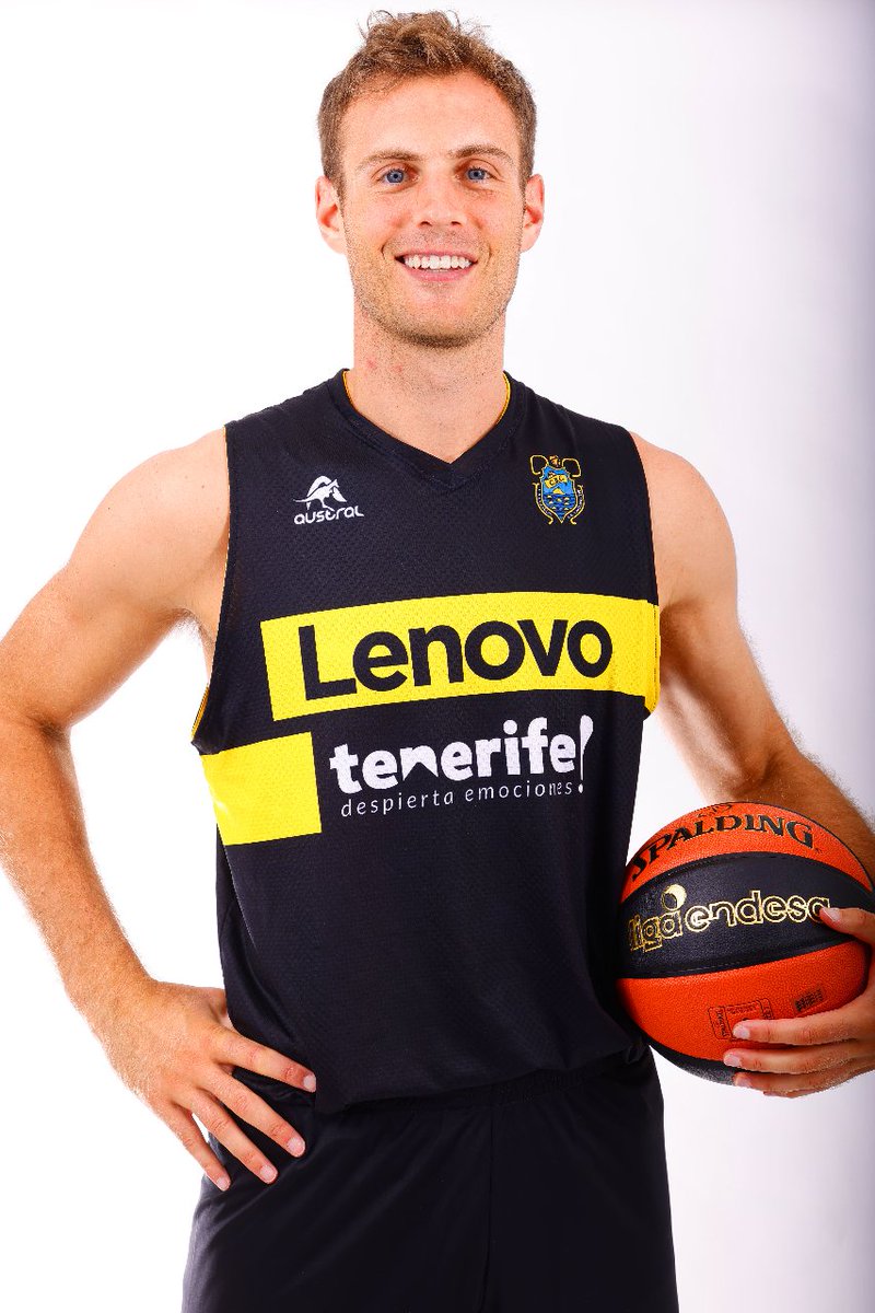 CB1939Canarias's tweet photo. 😍 💛 🖤  Nuestra nueva ropa @australoficial de entrenamiento  👇 https://t.co/m3qTbLzsRi