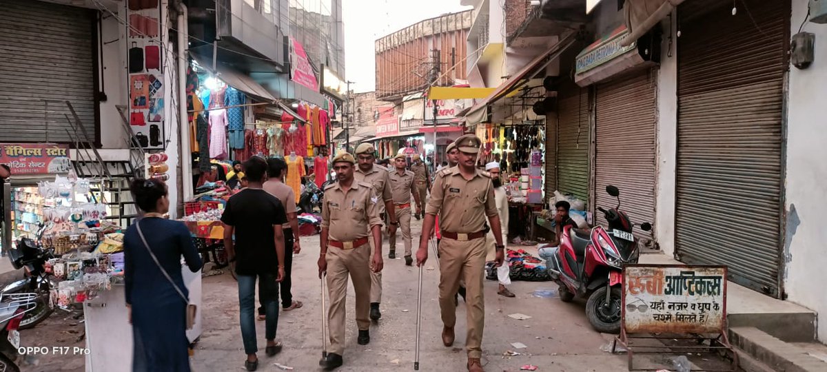 raebarelipolice's tweet photo. #Raebarelipolice जनपद में सुरक्षा एवं कानून व्यवस्था को सुदृढ़ बनाये रखने हेतु थाना कोतवाली नगर पुलिस टीम द्वारा थानाक्षेत्र अन्तर्गत पैदल गश्त तथा संदिग्ध व्यक्ति/वाहनों की चेकिंग की गयी । #UPPolice https://t.co/s9SkvzhGUg