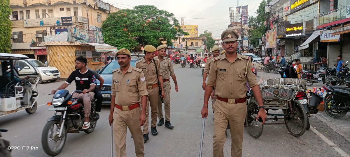 raebarelipolice's tweet photo. #Raebarelipolice जनपद में सुरक्षा एवं कानून व्यवस्था को सुदृढ़ बनाये रखने हेतु थाना कोतवाली नगर पुलिस टीम द्वारा थानाक्षेत्र अन्तर्गत पैदल गश्त तथा संदिग्ध व्यक्ति/वाहनों की चेकिंग की गयी । #UPPolice https://t.co/s9SkvzhGUg