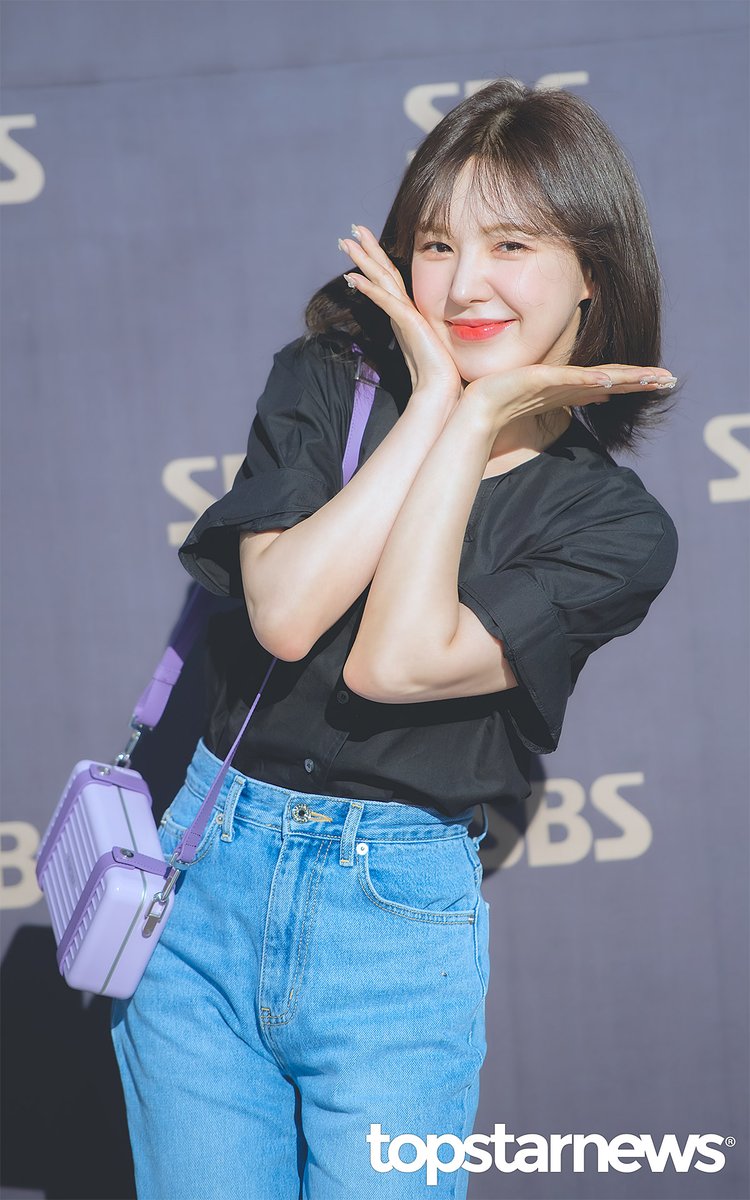 TSN_PHOTO's tweet photo. [HD포토] 레드벨벳 웬디, ‘오늘도 만개한 손승완 꽃’ (웬디의 영스트리트 출근길) #웬디 #Wendy #레드벨벳 #RedVelvet #Feel_My_Rhythm #영스트리트 #출근 #퇴근 #프리뷰 https://t.co/WqDB45Beur <- Original Photo https://t.co/u01PyuS1ga