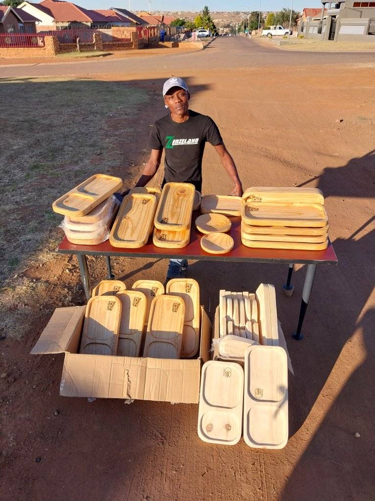 KasiEconomy's tweet photo. This is Ntokozo from Siyabuswa Township, Mpumalanga. He makes wooden plates for shisanyamas, restaurants and home use. https://t.co/DbzkJcFoIi