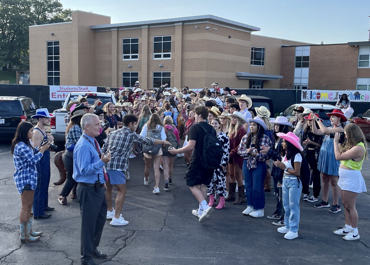 Thank you to <a href="/FOX2now/">FOX2now</a> <a href="/TimEzellTV/">Tim Ezell</a> for covering our KHS Class of 2023 "Last Rodeo" freshman welcome today! Please share your photos with us at #KSDBTS