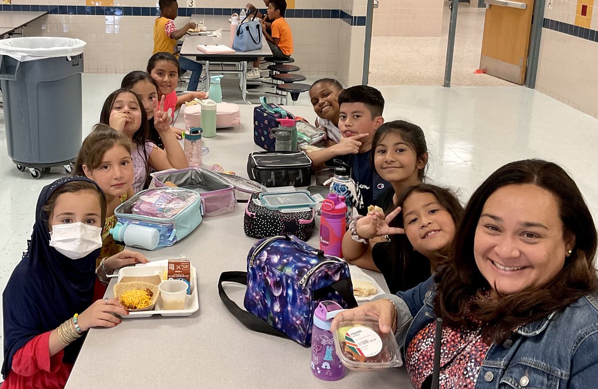3rd grade invited me to have lunch with them today! Los chicos de 3er grado me invitation a almorzar! ❤️ #lucky <a href="/GrovetonES/">Groveton ES</a> @cwlatham <a href="/FCPSR3/">FCPS Region 3</a> <a href="/fcpsnews/">Fairfax Schools 🌟</a>