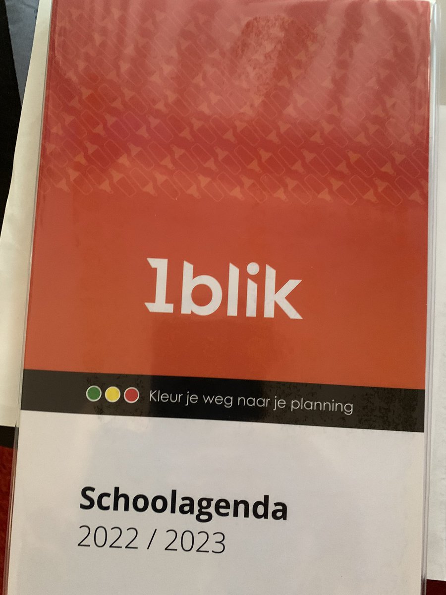 DeVideovakvrouw's tweet photo. 25 euro voor een schoolagenda maar geen budget voor een corrector :0 #1blik = 1 blik te weinig https://t.co/CVQt3qEGk3