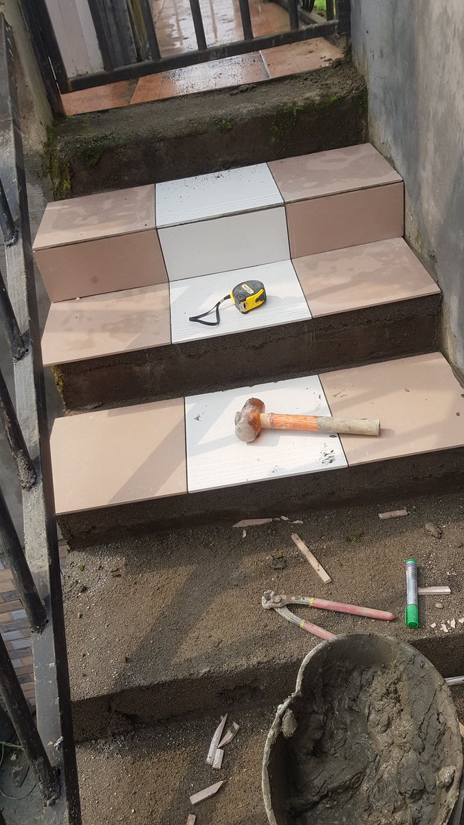 tise_wallor's tweet photo. it's another sunny day🌞 @tise_wallor already active, we are on the stairs right now getting to it complete👷‍♂️👷‍♂️👷‍♂️👷‍♂️.
https://t.co/WssYqLYyfh https://t.co/w8dfphntVa