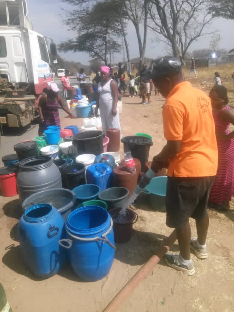 Pasinemhanduu's tweet photo. While council has run out of solutions to quell the water woes, ZANU-PF leadership in Mabelreign has come up with a short term solution of scheduling a 30000 litre water tank for every area to ensure everyone in the community has access to ckean and safe water. @mabeka_spencer https://t.co/FOkkzeOUgS