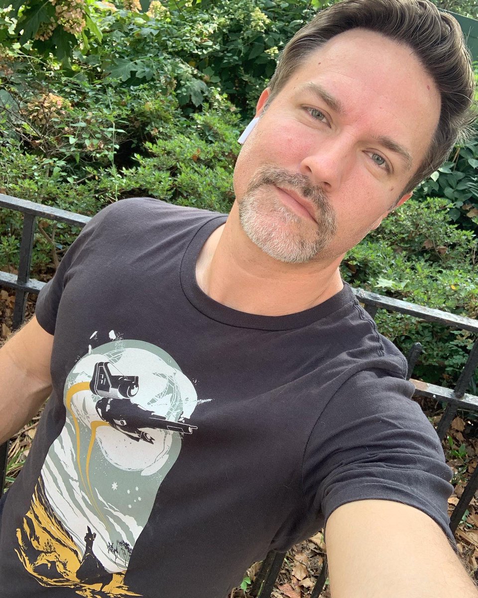 ScottPorter's tweet photo. Eyes up, Guardians!

Had to make sure I dressed right for the occasion. #D2Showcase going DOWN!!!

#Lightfall #destiny2 #destinythegame @destinythegame @bungie https://t.co/zG5S7nI3BJ