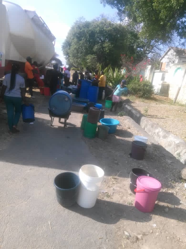 Pasinemhanduu's tweet photo. While council has run out of solutions to quell the water woes, ZANU-PF leadership in Mabelreign has come up with a short term solution of scheduling a 30000 litre water tank for every area to ensure everyone in the community has access to ckean and safe water. @mabeka_spencer https://t.co/FOkkzeOUgS