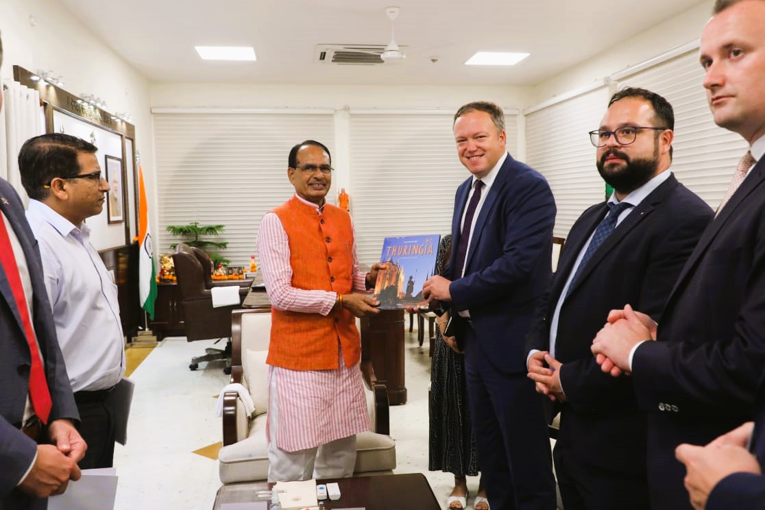 CMMadhyaPradesh's tweet photo. मुख्यमंत्री श्री @ChouhanShivraj से निवास कार्यालय में जर्मनी के प्रतिनिधि मंडल ने भेंट की। https://t.co/DgrShVCd1z