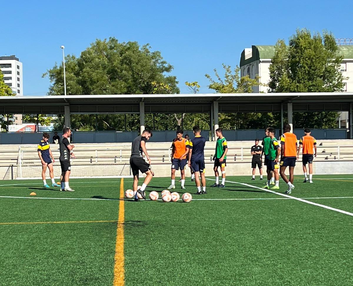 AD_Alcorcon's tweet photo. #ADABase
Poco a poco nuestros equipos van comenzando sus respectivas pretemporadas.

Esta semana #CadeteA, #CadeteB, #InfantilA y #AlevínA se han unido a los juveniles que ya estaban 🔛

#MásQueNunca 💪🏼 https://t.co/Uq40N7u9y2